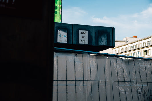 Gebäude mit Aufschrift "Just be you"